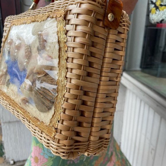 60•s Princess charming VNTG rattan Seashell/lucite - Picture 2 of 7